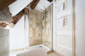 Séchoir à cheveux, serviettes fournies, savon, shampooing