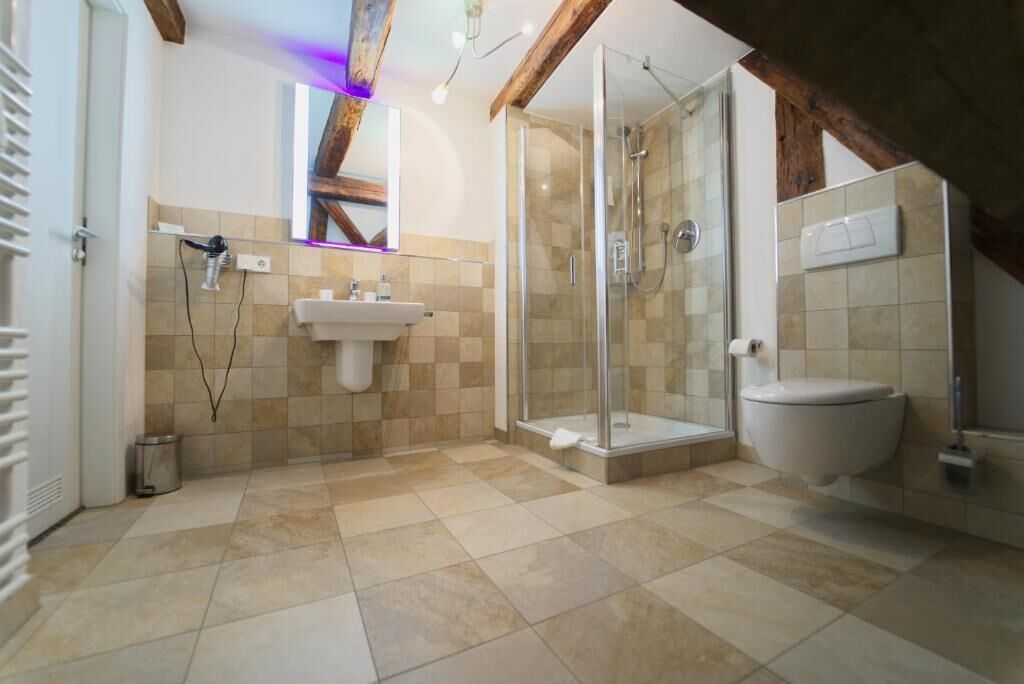 デラックス ダブルルーム | バスルーム | ヘアドライヤー、タオル、石鹸、シャンプー