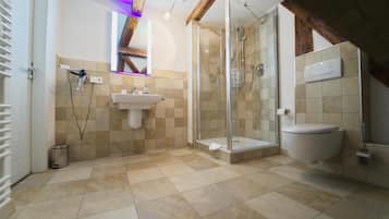 Deluxe Double Room | Bathroom | Hair dryer, towels, soap, shampoo
