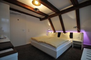 Een bureau, een laptopwerkplek, gratis wifi
