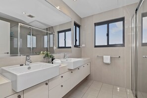 Shower, hair dryer, towels - Brilliant Harbour Views & Lap Pool: walk to shops (Darwin)