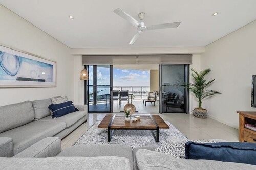 Brilliant Harbour Views & Lap Pool: walk to shops