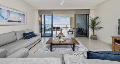 Brilliant Harbour Views & Lap Pool: walk to shops