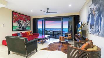 Een televisie, boeken en een stereo