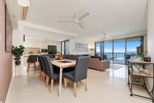 Idyllic Harbour Views, Large Balcony, Pool & BBQ