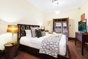 3 habitaciones, escritorio, tabla de planchar con plancha y internet 