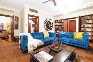 TV, bøker og stereoanlegg