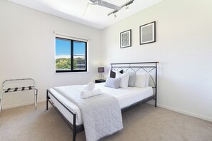 3 makuuhuonetta, työpöytä, silitysrauta/-lauta, internet