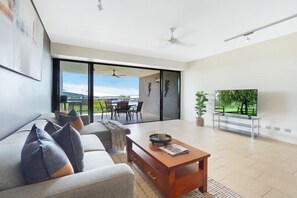 TV, books - Superb Waterfront Lagoon Views: Balcony Relaxing (Darwin)