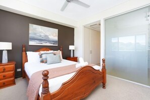 3 bedrooms, desk, iron/ironing board, internet - Superb Waterfront Lagoon Views: Balcony Relaxing (Darwin)