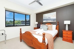 3 bedrooms, desk, iron/ironing board, Internet