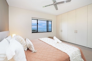 3 bedrooms, desk, iron/ironing board, internet