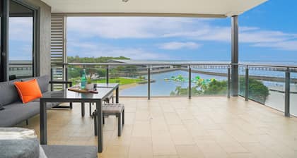 Picturesque Waterfront Lagoon Views, Top Lvl + BBQ