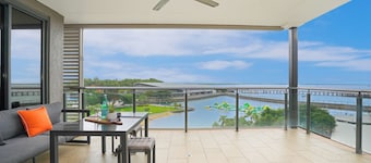 Picturesque Waterfront Lagoon Views, Top Lvl + BBQ