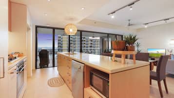 Geladeira, micro-ondas, fogão, cooktop