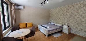 2 bedrooms, iron/ironing board, WiFi