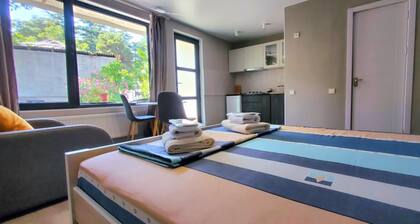 Charming 2 separate cottages with beautiful garden WiFi and AC in Mtskheta centr