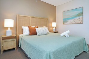 2 多间卧室、办公桌、上网接入、床单