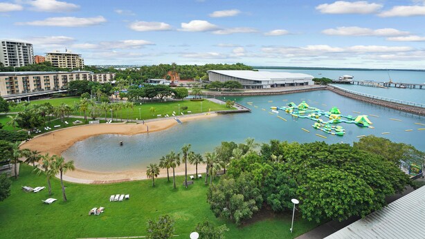 Ein Hotel am Wasser mit Pool, Strand und Wasserpark.