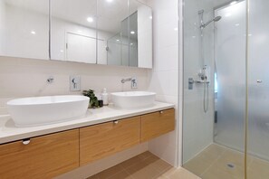 Dusche, Haartrockner, Handtücher