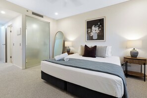 3 bedrooms, desk, iron/ironing board, internet - Breathtaking Waterfront Lagoon Views + Restaurants (Darwin)