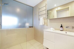 Shower, hair dryer, towels - Popular Waterfront Lagoon Views: great restaurants (Darwin)