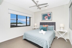 1 slaapkamer, een bureau, een strijkplank/strijkijzer, internet