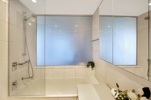 Hair dryer, towels - Charming Waterfront Lagoon Views + Restaurants (Darwin)