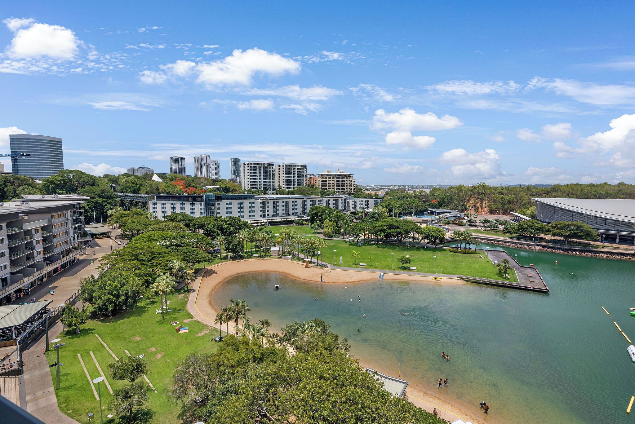 Ein Küstenhotel mit Blick auf den Strand, einem Pool und einem Park.