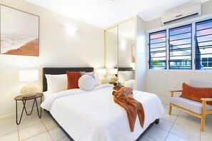 4 bedrooms, iron/ironing board, WiFi, bed sheets - Spacious Beachside Retreat, Plunge Pool + Patio (Larrakeyah)