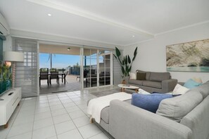 TV, books - Spacious Beachside Retreat, Plunge Pool + Patio (Larrakeyah)