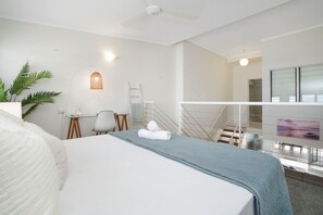 4 bedrooms, iron/ironing board, WiFi, bed sheets - Spacious Beachside Retreat, Plunge Pool + Patio (Larrakeyah)