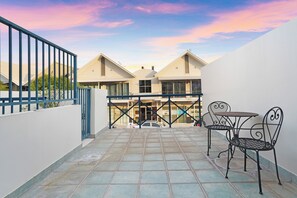 Outdoor dining - Spacious Beachside Retreat, Plunge Pool + Patio (Larrakeyah)
