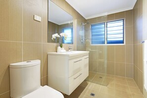 Shower, hair dryer, towels - Spacious Beachside Retreat, Plunge Pool + Patio (Larrakeyah)