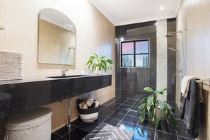 Shower, hair dryer, towels - City Retreat Top floor, Harbour Views, Pool + Gym (Darwin)