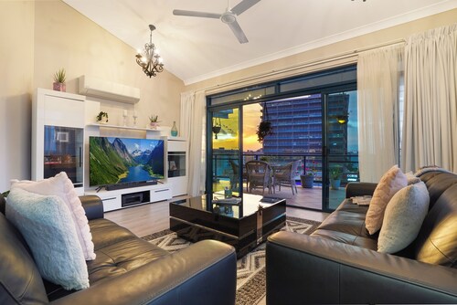 City Retreat Top floor, Harbour Views, Pool + Gym