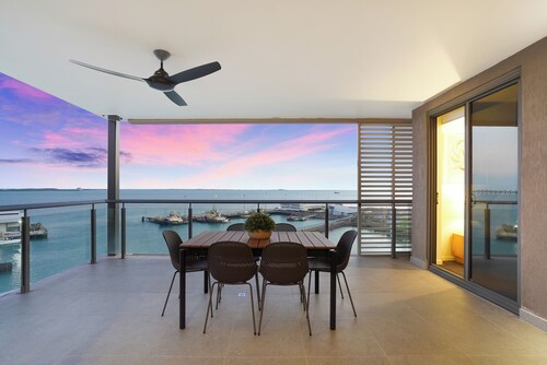 Captivating Waterfront Lagoon Views Sub-Penthouse