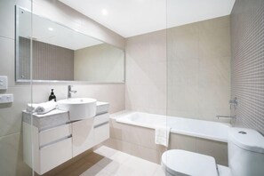 Een douche, een haardroger, handdoeken