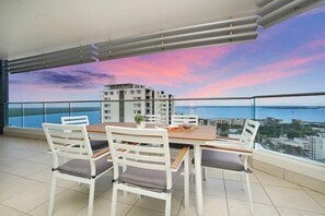 Outdoor dining - Magnificent City Location, Harbour Views, Pool/Gym (Darwin)