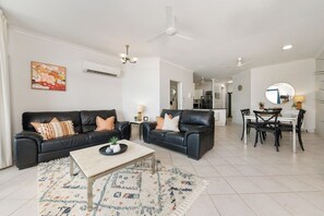 TV, books - Ideal CBD Location, Harbour Views, Pool/Gym + BBQ (Darwin)