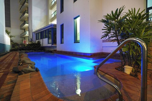 Ideal CBD Location, Harbour Views, Pool/Gym + BBQ
