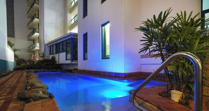 Ideal CBD Location, Harbour Views, Pool/Gym + BBQ