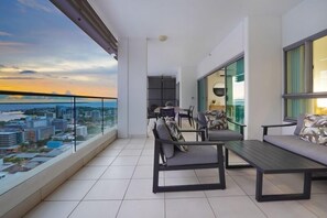 Property grounds - Sub-Penthouse Stunner, 180° Harbour Views + Pool (Darwin)