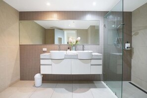 Shower, hair dryer, towels - Sub-Penthouse Stunner, 180° Harbour Views + Pool (Darwin)