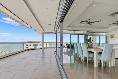 Premier Penthouse, Serene Harbour Views, BBQ, Pool