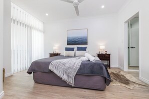 2 bedrooms, iron/ironing board, WiFi, bed sheets - Scenic CBD Getaway, Harbour Views, Pool/Gym, Cafes (Darwin)