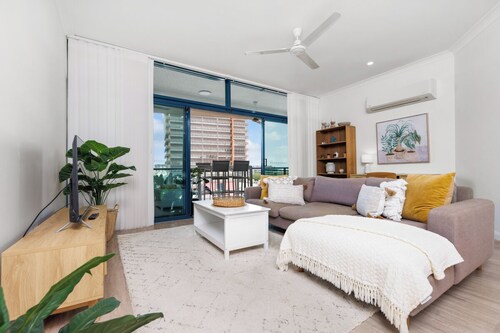 Scenic CBD Getaway, Harbour Views, Pool/Gym, Cafes
