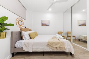 2 bedrooms, iron/ironing board, WiFi, bed sheets - Scenic CBD Getaway, Harbour Views, Pool/Gym, Cafes (Darwin)