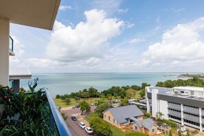 Property grounds - Scenic CBD Getaway, Harbour Views, Pool/Gym, Cafes (Darwin)