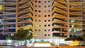 A modern multi-story building with balconies and a central entrance. - Scenic CBD Getaway, Harbour Views, Pool/Gym, Cafes (Darwin)